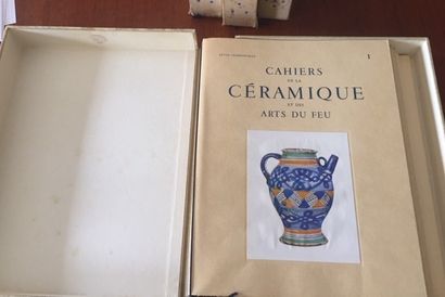 null CAHIERS DE LA CERAMIQUE ET DES ARTS DU FEU. Dans quatre coffrets d’origine du...