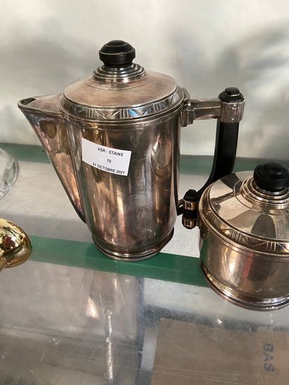 Maison Ercuis Service comprenant une cafetière, un pot à lait et un sucrier en métal...
