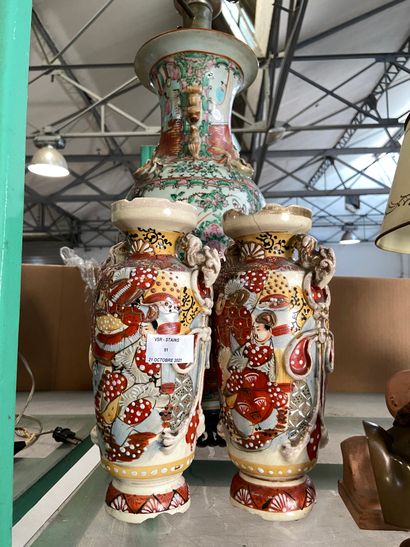 null Lot comprenant un vase balustre et deux vases dans l'esprit Japonais