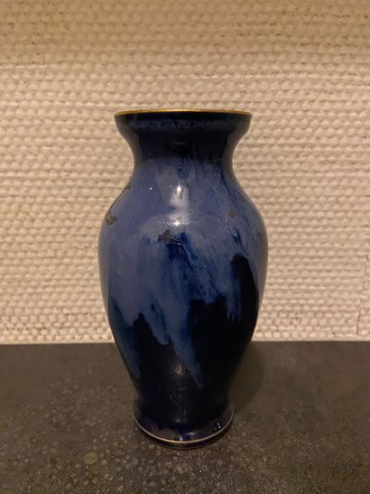SEVRES MANUFACTURE DE 
Vase à petit col ourlé, en dégradé de bleu

Signé sous la...