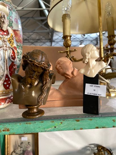 null Lot comprenant un buste du Christ en bronze (fonte barbedienne), un buste de...