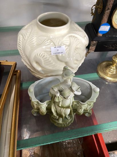 null Lot comprenant un vase boule en céramique et une jardinière (accident)