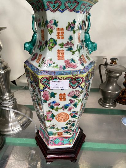 null Vase à pans coupés en porcelaine polychrome. CHINE Xxème siècle