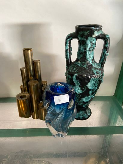 null Lot comprenant un vase moderniste, un vase en ceramique, un vase en verre s...