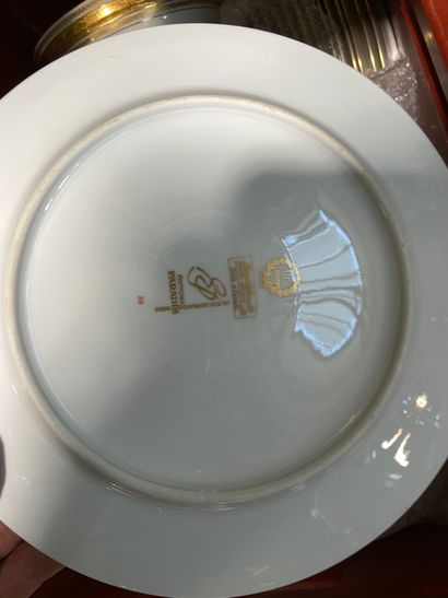 null Important service de table en porcelaine blanche, décor doré

Limoges, Editions...