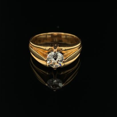 null 
H. BAGUE en or jaune (750‰), surmontée d’un diamant taille ancienne. Egrisures.
Doigt :...