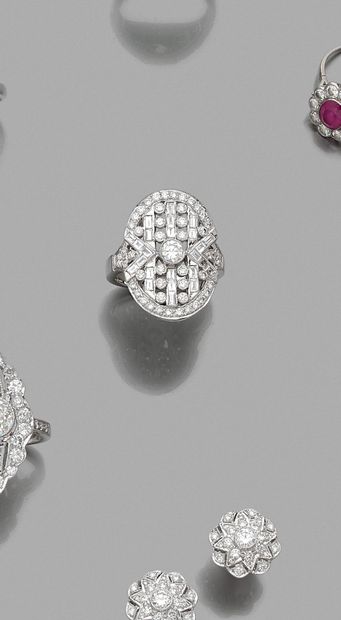 null BAGUE ovale en or gris (750 millièmes) ajouré, serti de diamants taille brillant...