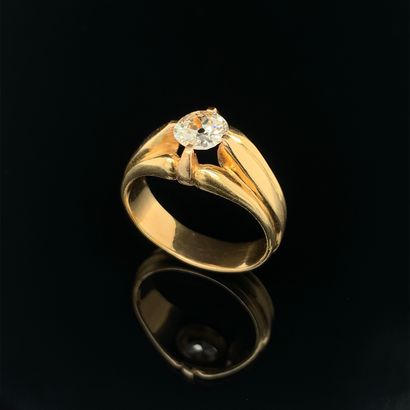 null 
H. BAGUE en or jaune (750‰), surmontée d’un diamant taille ancienne. Egrisures.
Doigt :...