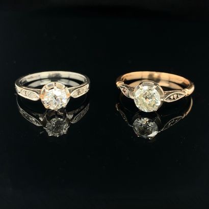 null 
G. Deux BAGUES solitaires en platine (950‰), or jaune (585‰) 14 carats et argent...