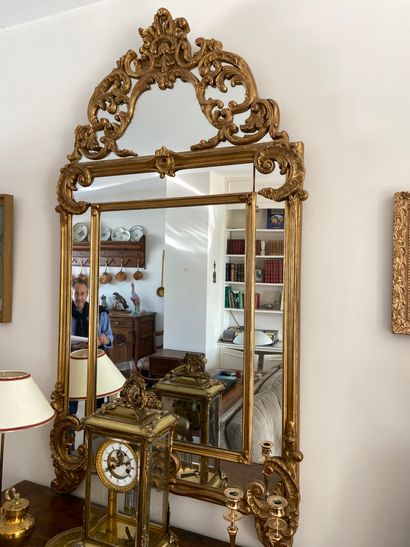 null 
Important miroir à parecloses en bois doré à décor d'acanthes




Style Louis...