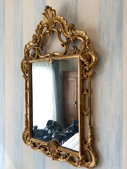 null 
Miroir en bois et stuc doré, à décor de coquilles et acanthes
Style Louis XV
100x65cm

Lot...