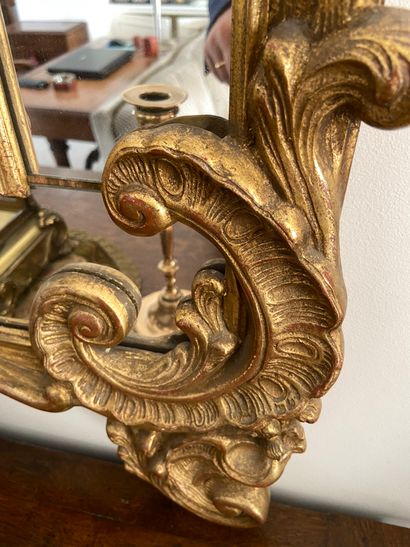 null 
Important miroir à parecloses en bois doré à décor d'acanthes




Style Louis...