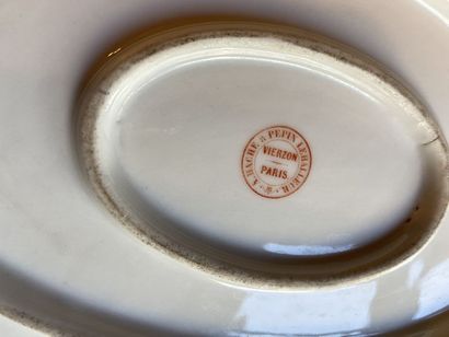 null 
QUATRE PLATS ovales au monogramme du khédive ISMAIL d'Egypte
XIXe siècle
Porcelaine...