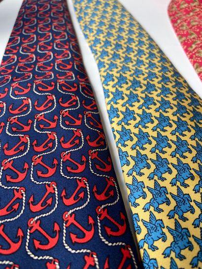 null HERMES, Paris

Set of 3 silk ties with printed decoration



STARTING PRICE:...