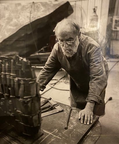 null 
Andre VILLERS ( 1930-2016)




Cesar dans dans son atelier




Tirage argentique,...