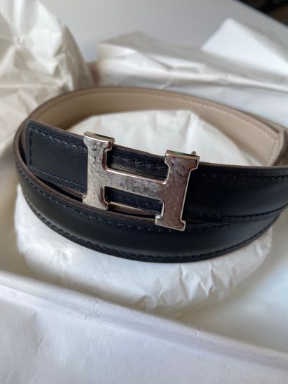 null HERMES Paris

"Small H" hammered metal buckle, two-tone leather belt 75cm in...