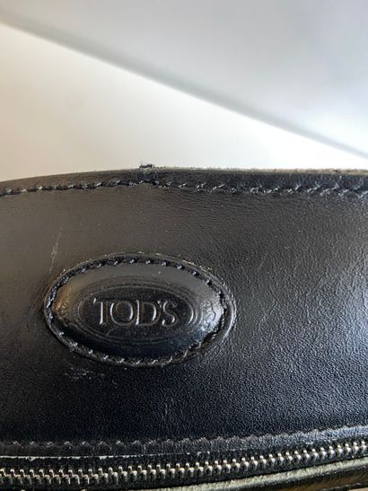null House of TODS

Black box leather bag (scratches)



STARTING PRICE: 30€ (€)