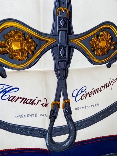 null HERMÈS Paris made in France 

Carré en soie imprimé et titré "harnais de cérémonie"



PRIX...