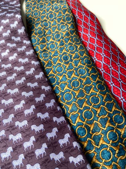 null HERMES, Paris

Set of 3 silk ties with printed decoration



STARTING PRICE:...