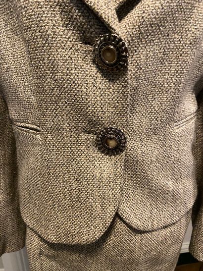 null 
Christian DIOR, PARIS




Off white tweed suit, Size 42



NEW CONDITION




STARTING...