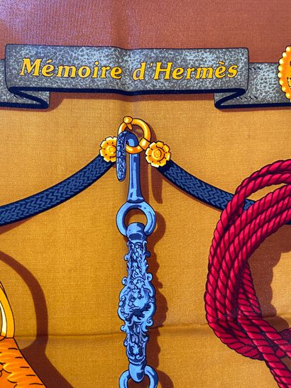 null HERMÈS Paris made in France 

Carré en soie imprimé et titré "MÉMOIRE D HERMES"



PRIX...