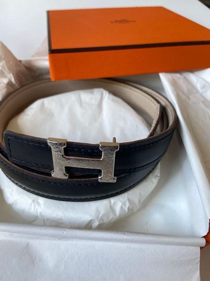 null HERMES Paris

"Small H" hammered metal buckle, two-tone leather belt 75cm in...