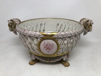null Dans le goût de NIEDERVILLER XVIIIe siècle

Panier en porcelaine ajouré à décor...