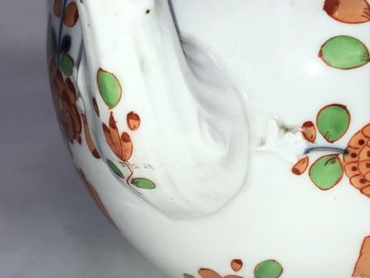 null MEISSEN - Théière en porcelaine à décor d'inspiration kakiemon et fleurs en...