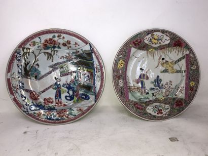 null Deux assiettes en porcelaine à décor d'émaux de la famille rose à décor de personnages

Chine,...