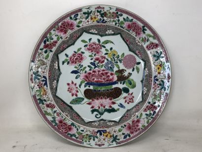 null Plat rond en porcelaine et émaux famille rose à décor de vase fleuri

Chine,...