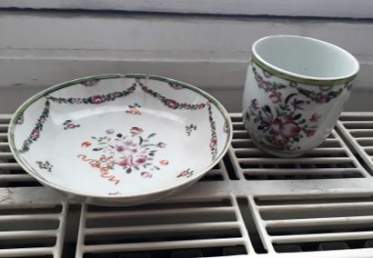 null Tasse et soucoupe en porcelaine à décor d'émaux de la famille rose de fleurs

Chine,...
