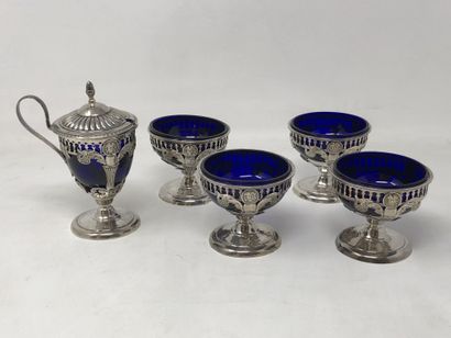 null Quatre salerons et un moutardier en argent (950/00), doublure de verre bleu.

1809-1819

Poids...