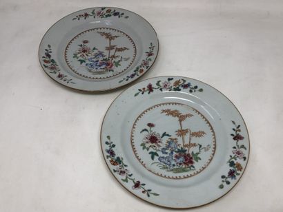 null Deux assiettes en porcelaine à décor polychrome de fleurs et de bambou

Chine,...