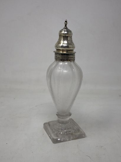 null Lot comprising:

- Glass bottle, with English silver stopper (925/00), Weight...