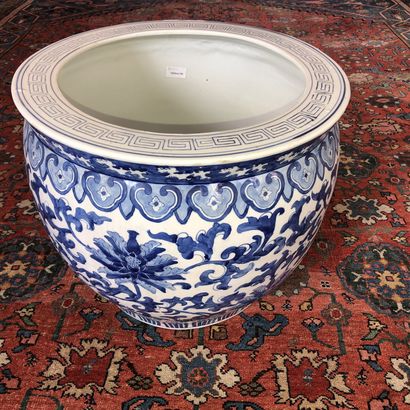 null Cache pot en porcelaine bleu-blanc, 

Chine, deuxième moitié Xxe siècle

H.:...