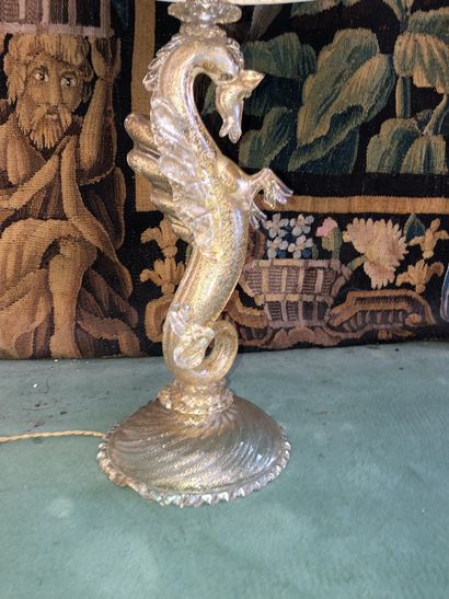 null MURANO - Pied de lampe en verre doré en forme de cheval marin

Années 50

H.:...