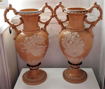 null Dans le goût de WEDGWOOD - Paire de vases balustre à deux anses à décor en blanc...