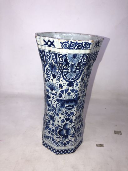 null DELFT - Vase cornet en faience à décor en camaieu bleu de fleurs

XVIIIe siècle,...