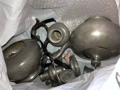 null 
Lot of trinkets including:




- Two modern electrically mounted copper candlesticks
-...