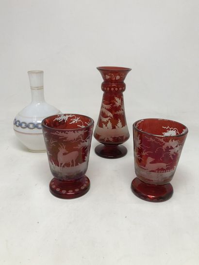 null Vase et deux gobelets en cristal de Bohème doublé rouge à décor d'animaux

XIXe...