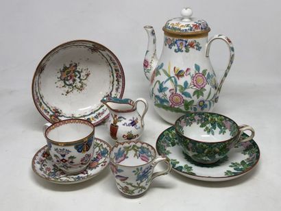 null 
Lot de porcelaines anglaises (Minton et autres) comprenant une cafetière (bec...