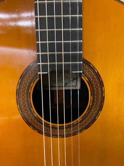 null 
Guitare classique de TOSCHIHIKO NAKADE de 1973 n°1000 A dont elle porte l'étiquette,...