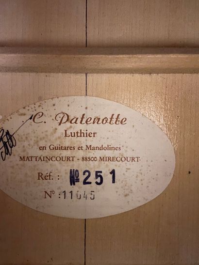 null Big mouth jazz guitar XII by PATENOTTE with label n°11645

Model 651

maple...