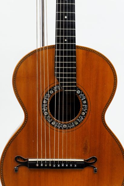 null 
Guitare viennoise 6 cordes + 4 basses théorbées faite à Vienne vers 1900
Table...