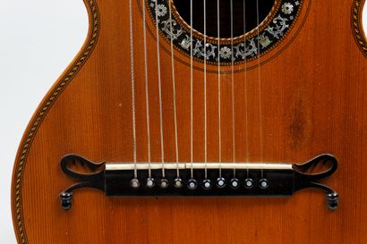 null 
Guitare viennoise 6 cordes + 4 basses théorbées faite à Vienne vers 1900
Table...