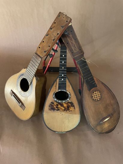 Lot de 3 instruments dont une mandoline napolitaine,...