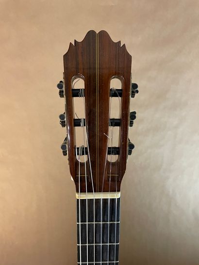 null 
Guitare classique de RYOKI MATSUKODA dont elle porte l'étiquette originale...