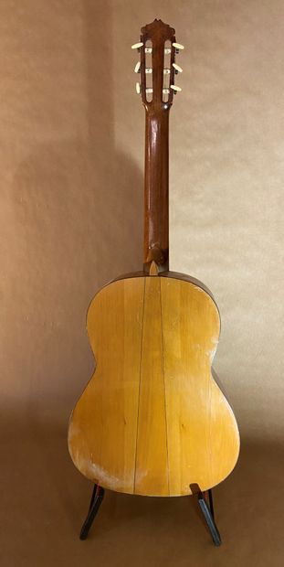 null Flamenco guitar by the famous Granada luthier Edouardo FERRER, c.1950

String...