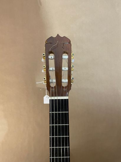 null Guitare classique de MATSUOKA M50 dont elle porte l'étiquette

Diapason 650,...
