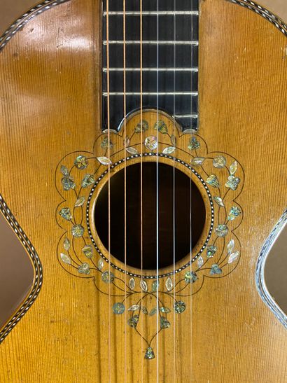 null Guitare de style romantique de JTL c.1880

Diapason 630mm Espacement au sillet...